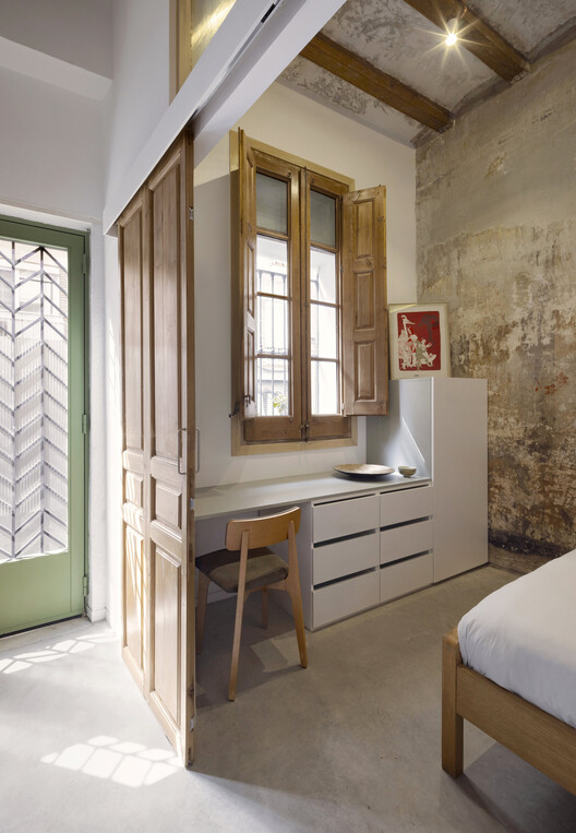Reabilitação de Casa-Ateliê de Vidro Soprado em Barcelona / Nomadas Architecture Reabilitação de Casa-Ateliê de Vidro Soprado em Barcelona / Nomadas Architecture - Fotografia de Interiores, Dormitório, Madeira, Iluminação, Porta, Cadeira, Vidro