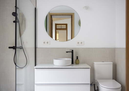 Reabilitação de Casa-Ateliê de Vidro Soprado em Barcelona / Nomadas Architecture Reabilitação de Casa-Ateliê de Vidro Soprado em Barcelona / Nomadas Architecture - Fotografia de Interiores, Banheiro, Pia, Iluminação, Bacia Sanitária, Bancada