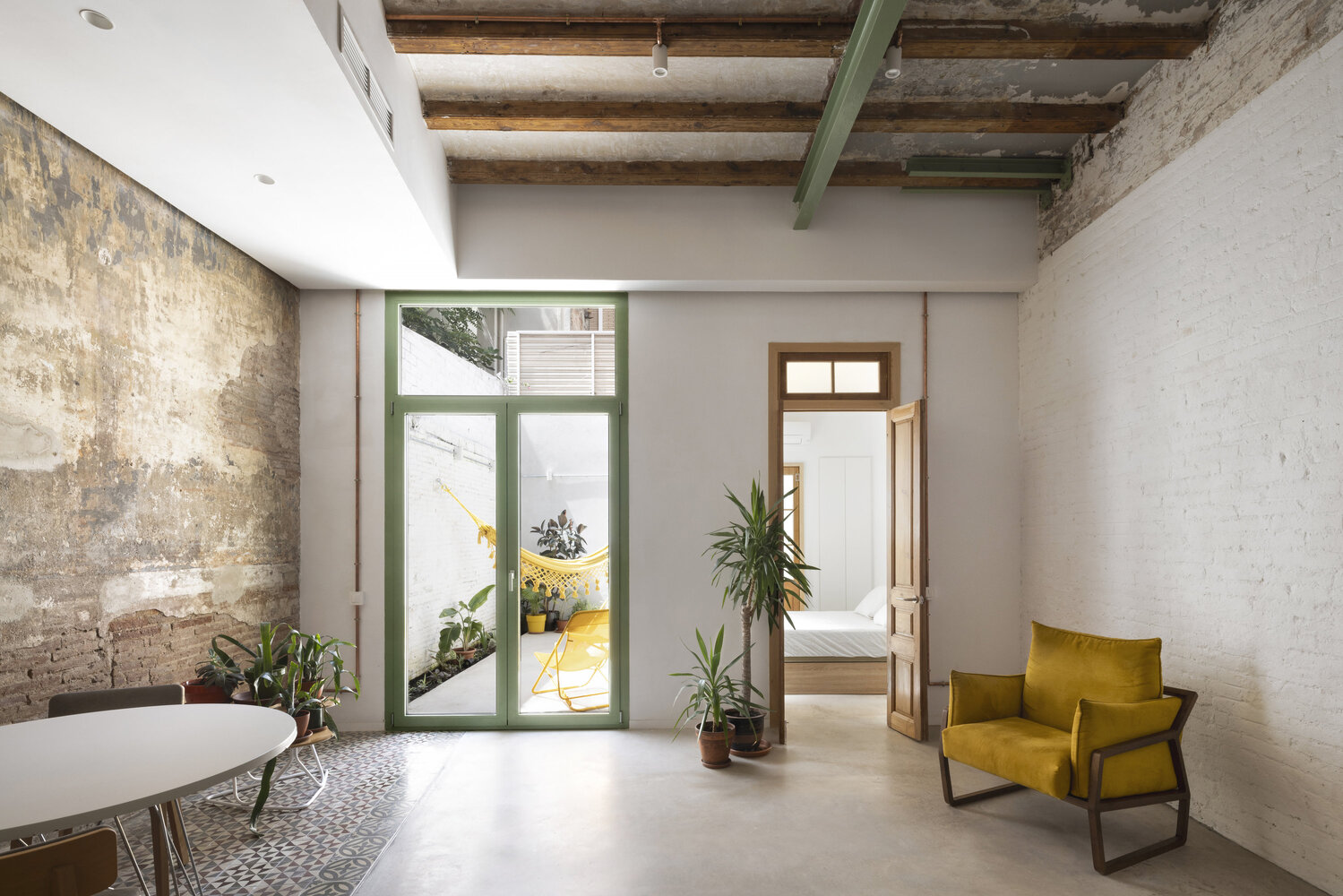 Rehabilitación de taller-vivienda de vidrio soplado en Barcelona / Nomadas Architecture