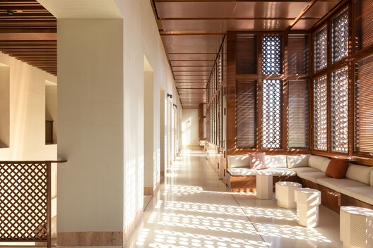 Plaza Cultural de Yeda / Urko Sanchez Architects - Fotografía interior, Madera, Pilares, Sillas