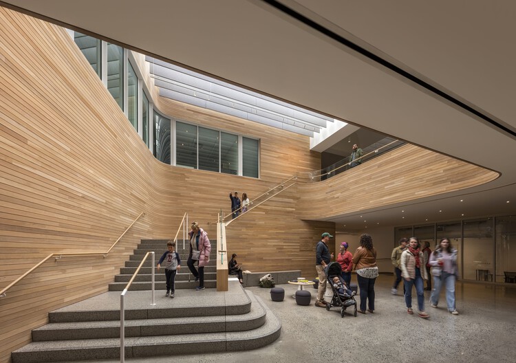 Centro Hopkins para las Artes/Snøhetta: fotografía de interiores, escaleras, madera