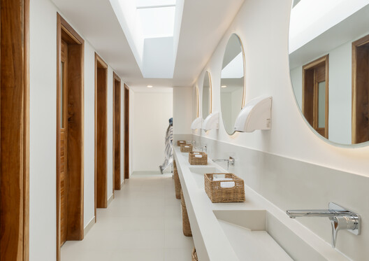 Fowóralé II. - Beach House / Oshinowo Studio - Interior Photography, Wood, Lighting, Bathroom