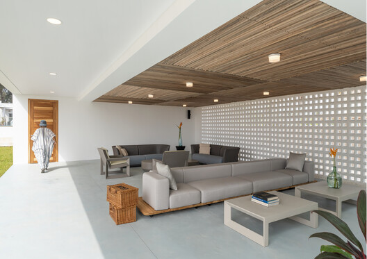 Fowóralé II. - Beach House / Oshinowo Studio - Interior Photography, Living Room, Wood, Table, Lighting, Sofa, Chair