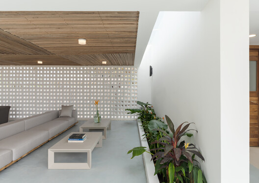 Fowóralé II. - Beach House / Oshinowo Studio - Interior Photography, Living Room, Wood, Lighting