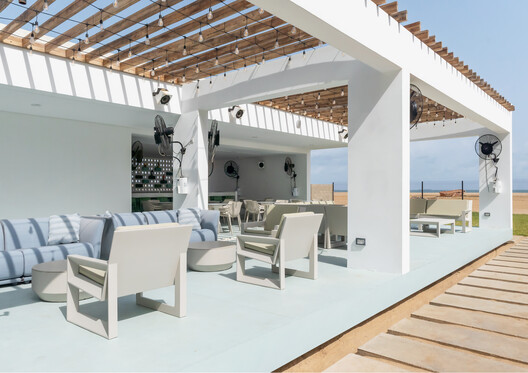 Fowóralé II. - Beach House / Oshinowo Studio - Interior Photography, Chair, Balcony, Beam