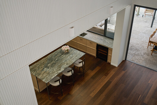 Casa de Praia Cobbadah / Hayman + Charlton Architects - Fotografia de Interiores, Madeira, Iluminação, Bancada, Cozinha, Cadeira