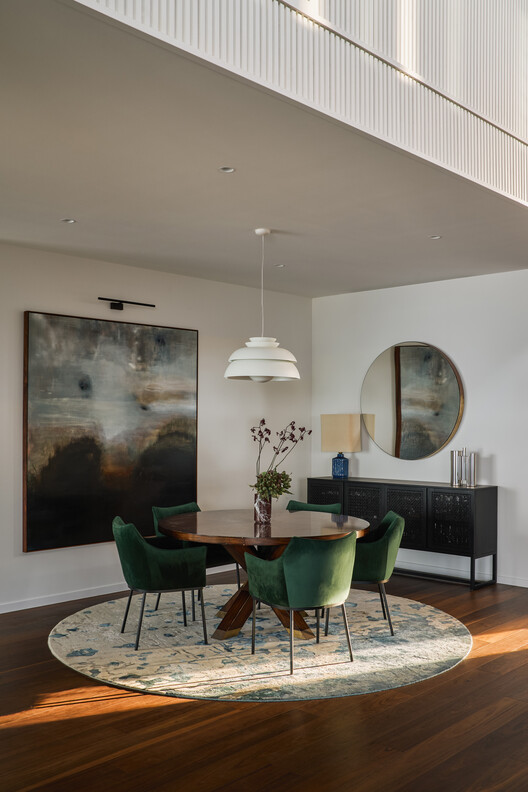 Casa de Praia Cobbadah / Hayman + Charlton Architects - Fotografia de Interiores, Sala de Jantar, Cadeira, Mesa, Madeira, Iluminação