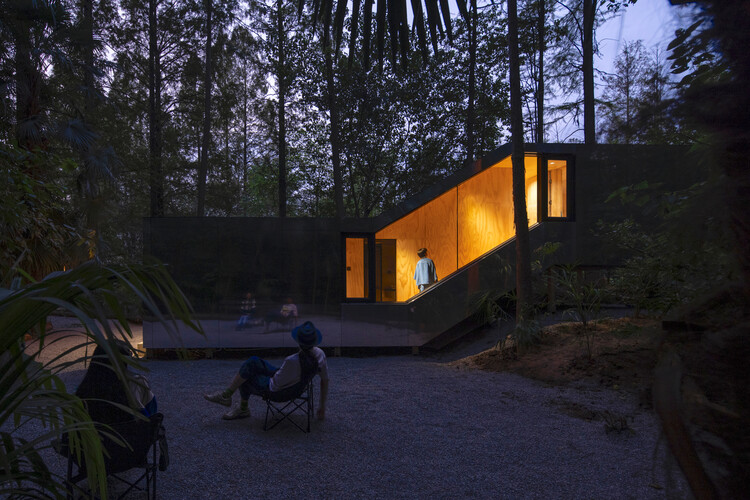 Secret Camp World - Wiki Merryda / Wiki World + Laboratorio de Arquitectura Avanzada - Fotografía exterior, madera, bosque