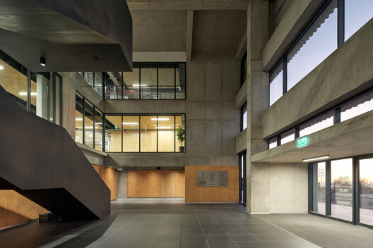 天主教大学体育场现改造 / IDOM 天主教大学体育场现改造 / IDOM - 室内图, 楼梯, 具体的