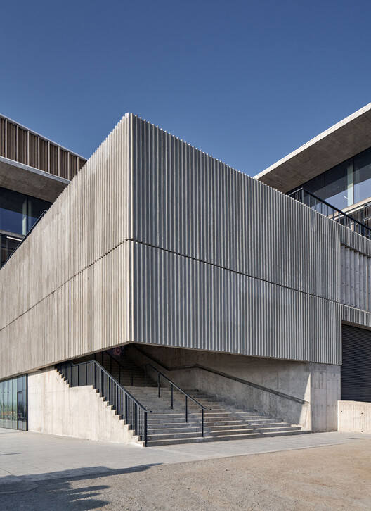 天主教大学体育场现改造 / IDOM 天主教大学体育场现改造 / IDOM - 建筑图, 具体的