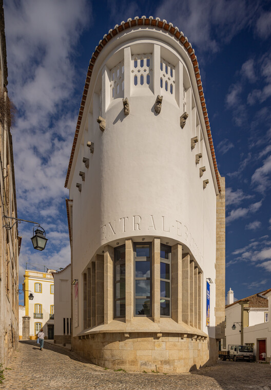 Salón Central Ebolense / ateliermob - fotografía exterior