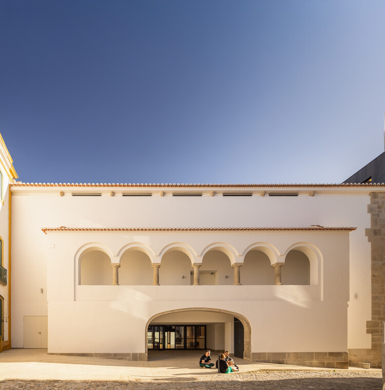 Salón Central Eborense/ateliermob - Fotografía 2 de 32