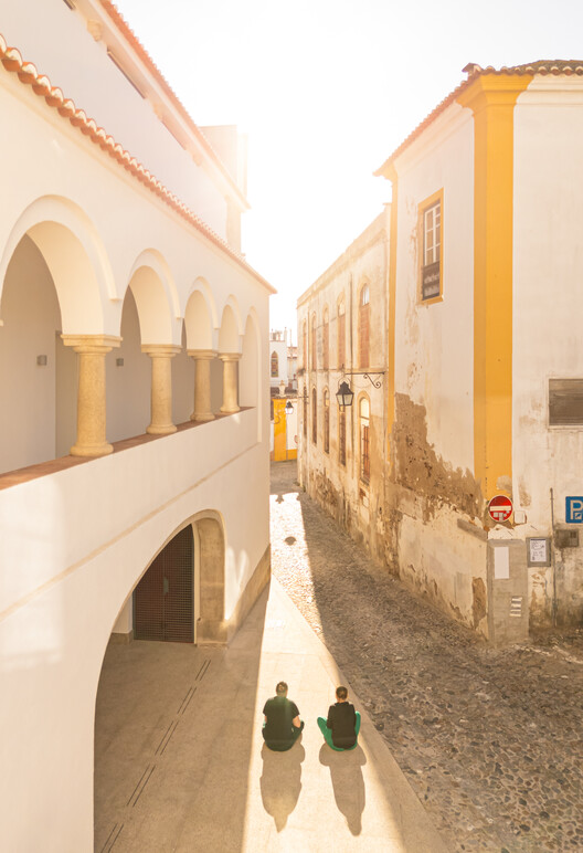 Salón Central Eborense / ateliermob - fotografía de interiores, arcos, hormigón, arcadas