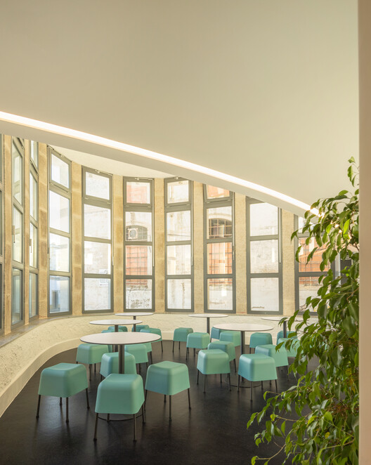 Salón central eborense / ateliermob - fotografía de interiores, sillas, cristales