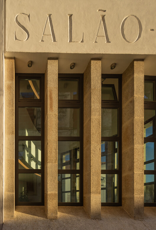 Salón Central Eborense / ateliermob - Imagen 16 de 32