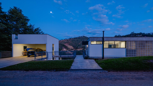 Casa SAP / Estúdio Brasileiro de Arquitetura + Ateliê AU - Fotografía exterior, Concreto