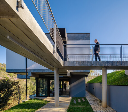 Casa SAP / Estúdio Brasileiro de Arquitetura + Ateliê AU - Fotografía exterior, Concreto