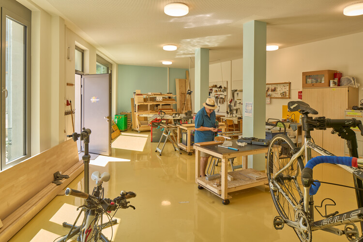 Vivienda compartida en Munich / AllesWirdGut Architektur - fotografía de interiores, comedor, iluminación, estanterías, sillas