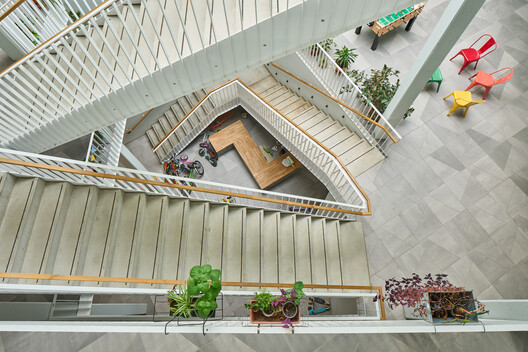 Vivienda compartida Múnich / AllesWirdGut Architektur - Fotografía interior, Vidrio, Escaleras