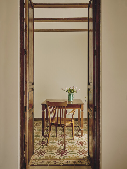 Casa Estels / ENDALT Arquitectes - Fotografía de interiores, madera, puertas, sillas