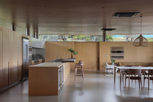 Casa Swiss / Studio Otto Felix - Fotografía interior, Cocina, Madera, Encimera, Mesas, Sillas