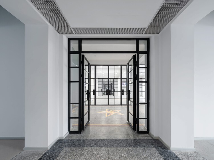 上海商学院漕宝路校区 / gmp Architects - 室内图, 玻璃, 门