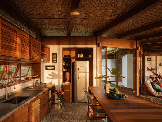 Casa da Figueira / Estúdio Lava - Fotografía interior, Cocina, Madera, Encimera, Fijación Vigas, Sillas