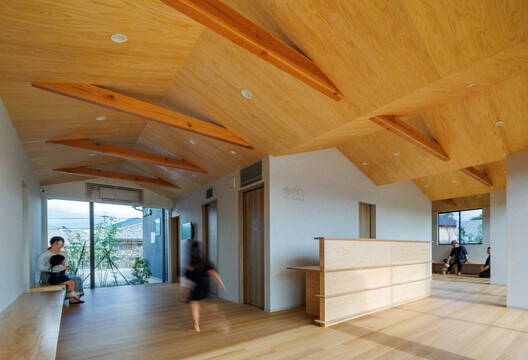 Clínica infantil Omura / Design Associates Nakamura - Fotografía interior, Madera