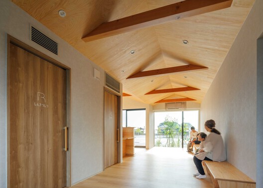 Clínica infantil Omura / Design Associates Nakamura - Fotografía interior, Madera, Puerta