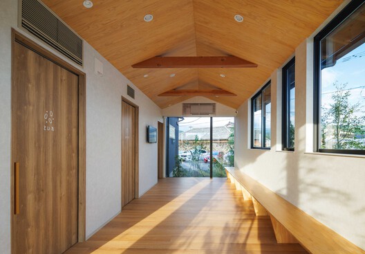 Clínica infantil Omura / Design Associates Nakamura - Fotografía interior, Madera, Puerta, Vidrio