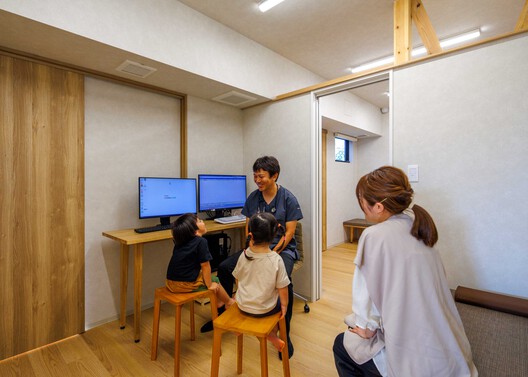 Clínica infantil Omura / Design Associates Nakamura - Fotografía interior, Madera