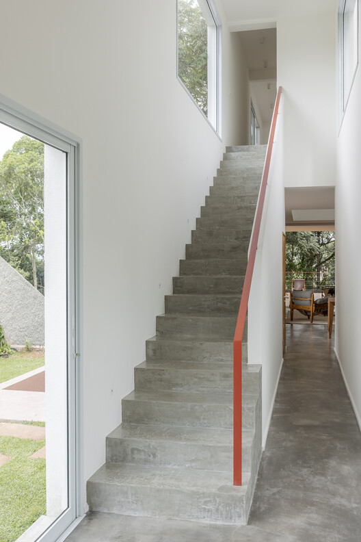 Casa Bosque / RAWI Arquitetura + Diseño - Fotografía de interiores, escaleras, madera, hormigón