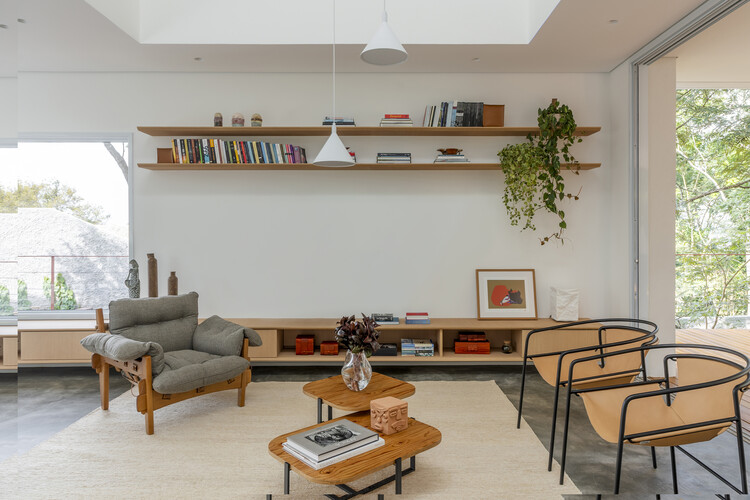 Casa Bosque / RAWI Arquitetura + Diseño - fotografía de interiores, salón, madera, mesa, sillón, silla, iluminación