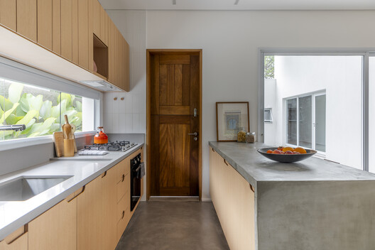 Casa Bosque  / RAWI Arquitetura + Design - Fotografía interior, Cocina, Encimera, Madera, Tarjas