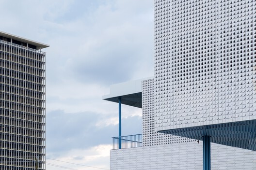 Centro Ismailí de Houston / Farshid Moussavi Architecture Centro Ismailí de Houston / Farshid Moussavi Architecture - Fotografía exterior, Balcón