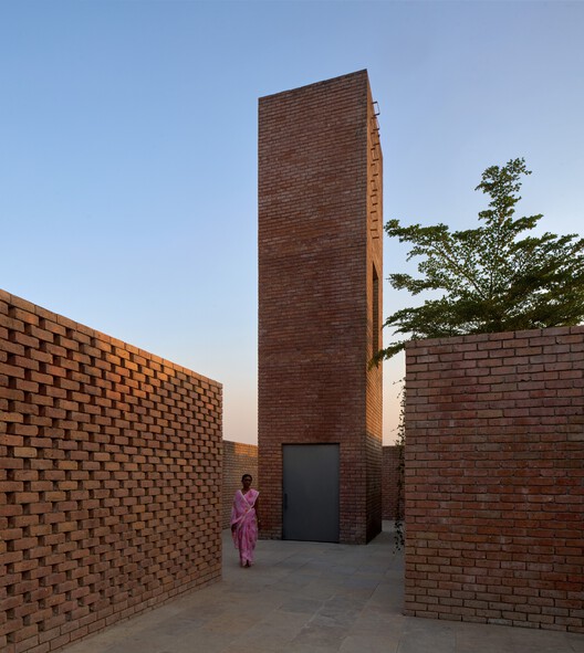 Club comunitario The STREET / Studio VDGA - Fotografía exterior, Ladrillo