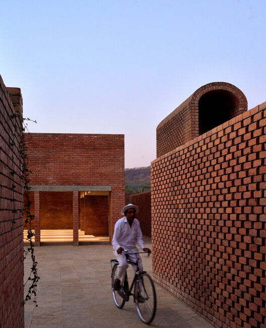 Club comunitario The STREET / Studio VDGA - Fotografía exterior, Ladrillo