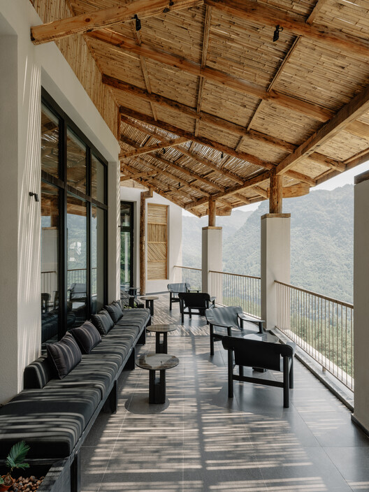 重庆云叠室庐精品酒店 / 如莫空间设计 - 室内图, 起居室, 木头, 椅子, 柱, 阳台