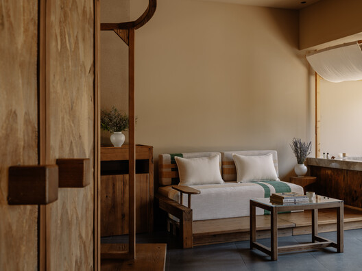 重庆云叠室庐精品酒店 / 如莫空间设计 重庆云叠室庐精品酒店 / 如莫空间设计 - 室内图, 木头, 床, 灯, 卧室, 桌子, 椅子