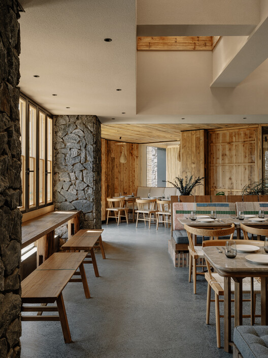 重庆云叠室庐精品酒店 / 如莫空间设计 重庆云叠室庐精品酒店 / 如莫空间设计 - 室内图, 木头, 桌子, 椅子