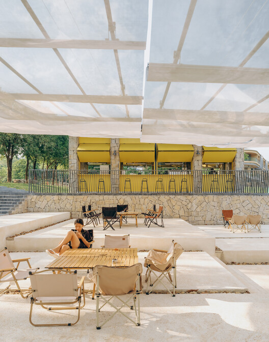 下浪大幕 / MLA+ - 室内图, 椅子, 具体的