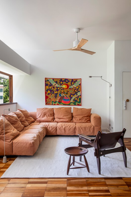 Projeto Fonte da Saudade / Bric Arquitetura | Portillo e Pantoja - Fotografia de Interiores, Sala de Estar, Madeira, Sofá, Iluminação, Cadeira