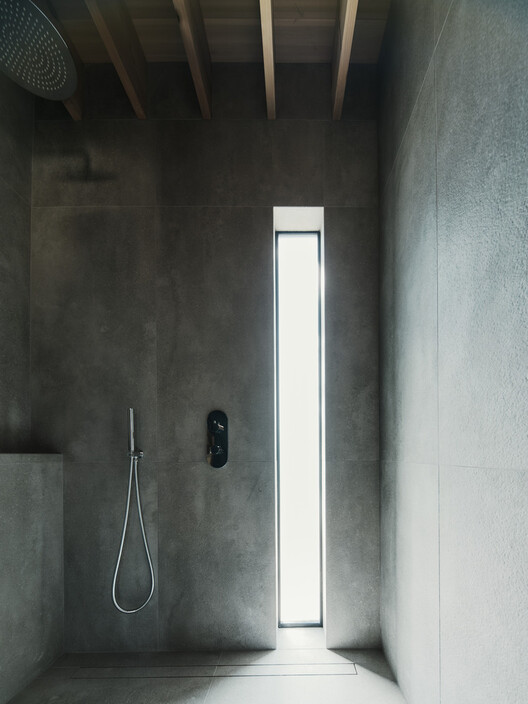 The Illusion of Level: Detailing for Water in “Flat” Architecture - Image 9 of 20