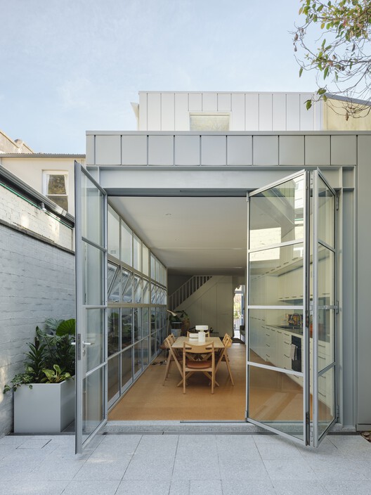 The Illusion of Level: Detailing for Water in “Flat” Architecture - Image 7 of 20