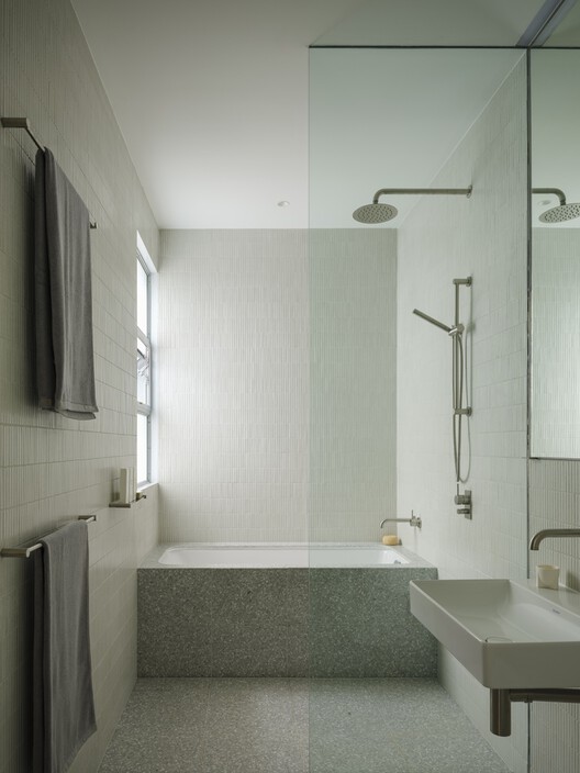 The Illusion of Level: Detailing for Water in “Flat” Architecture - Image 11 of 20