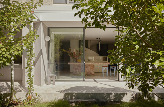 The Illusion of Level: Detailing for Water in “Flat” Architecture - Image 5 of 20