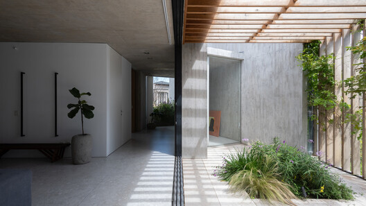 The Illusion of Level: Detailing for Water in “Flat” Architecture - Image 3 of 20