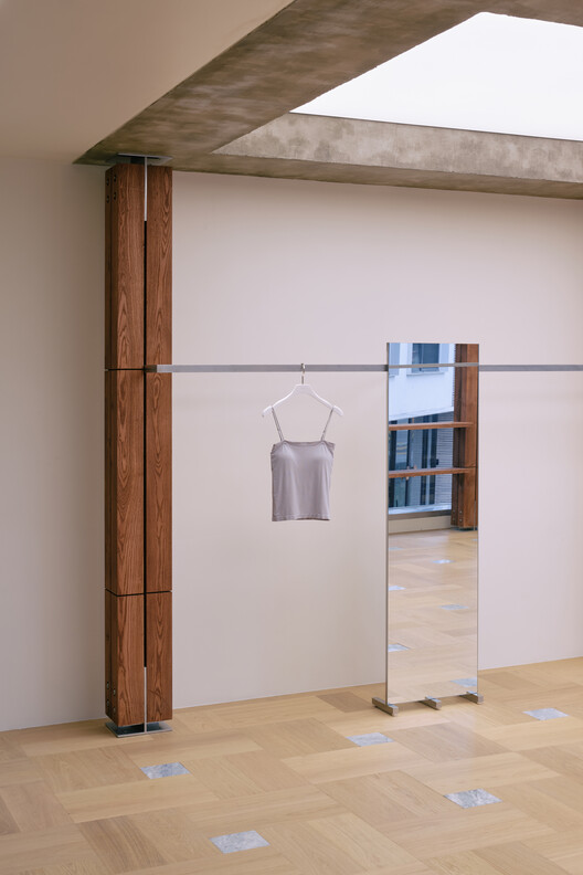 维丽诗安国旗舰店 / Studio Tama - 室内图, 木头