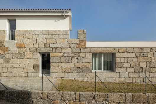 House in Mesão Frio / felixARQS - Daniel félix Arquitectos - Exterior Photography, Brick