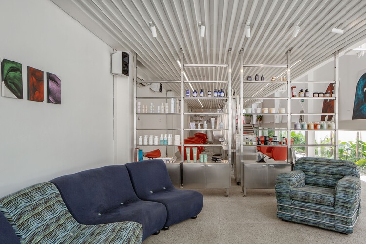 Salão de Beleza Cubo  / FUTURA ESTUDIO - Fotografia de Interiores, Sala de Estar, Sofá, Iluminação, Cadeira, Prateleira